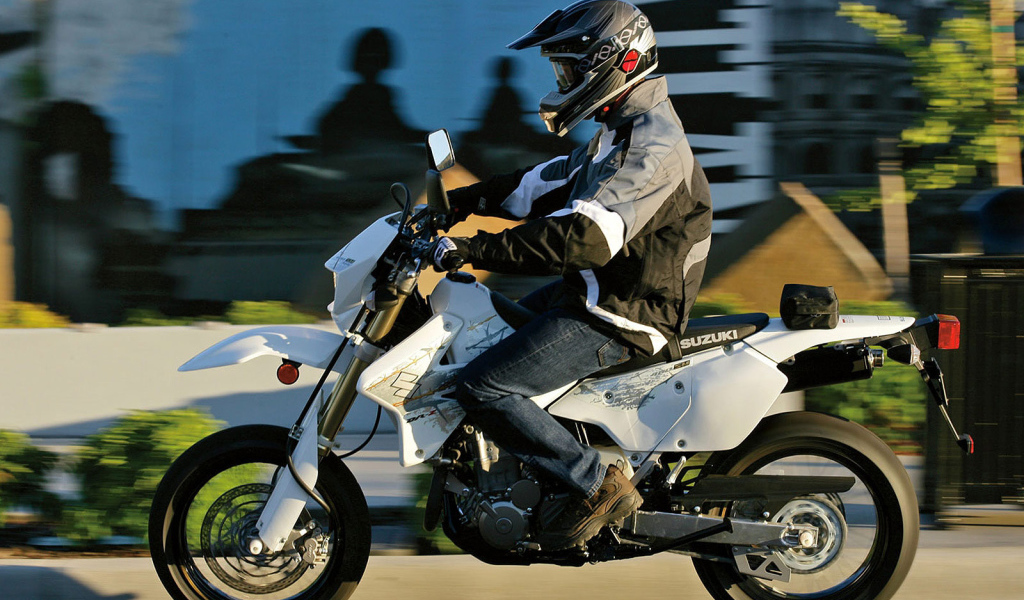 Новый мотоцикл на дороге Suzuki  DR-Z400 S