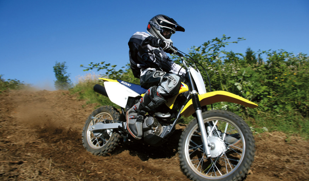 Новый мотоцикл на дороге Suzuki  DR-Z 125