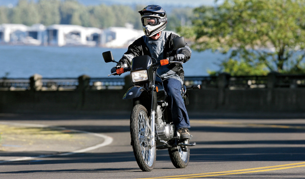 Новый мотоцикл на дороге Suzuki DR 200 SE