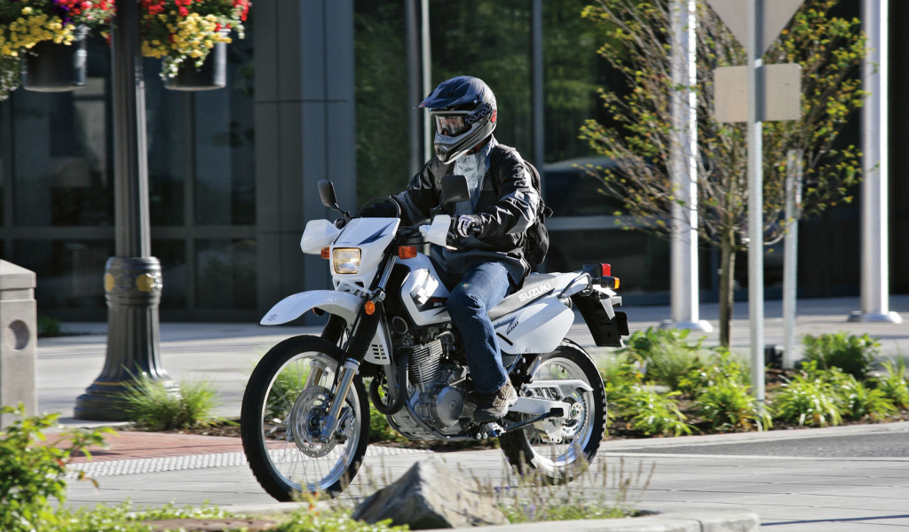 Новый мотоцикл на дороге Suzuki DR 650 SE