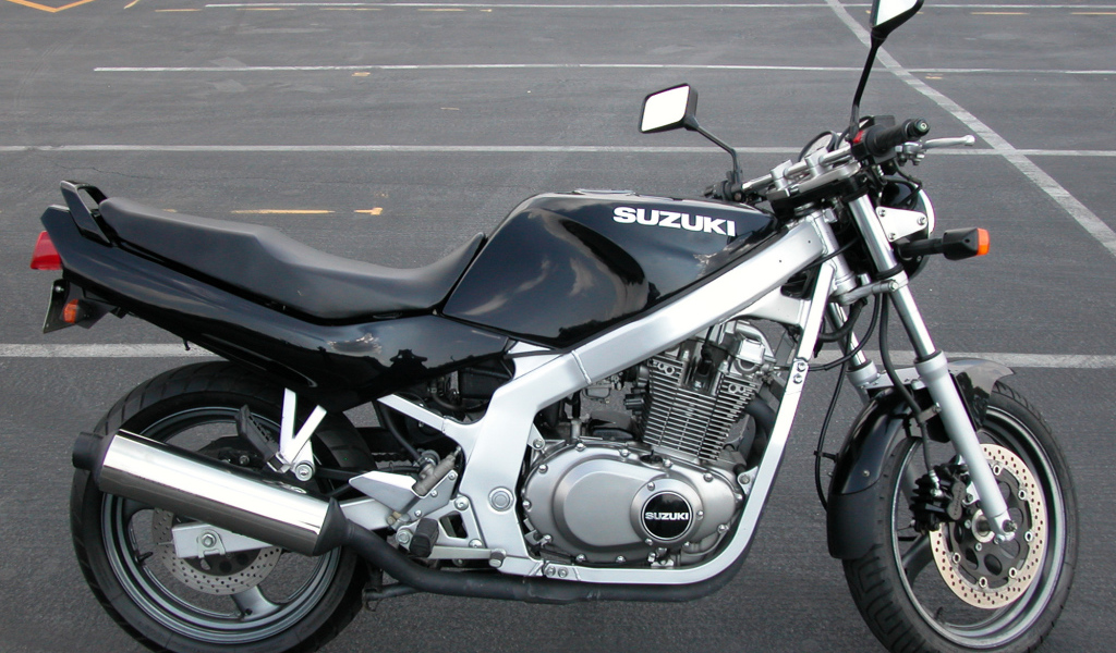 Новый мотоцикл на дороге Suzuki  GS 500