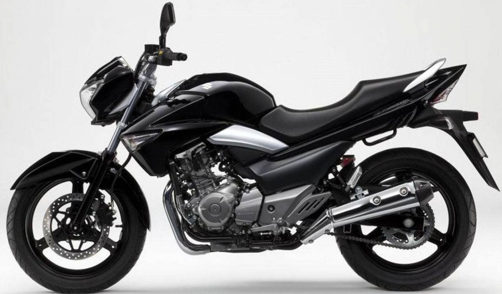 Новый мотоцикл на дороге Suzuki   Inazuma