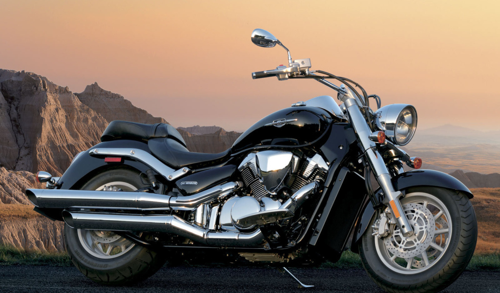 Новый мотоцикл на дороге Suzuki Intruder C1500T