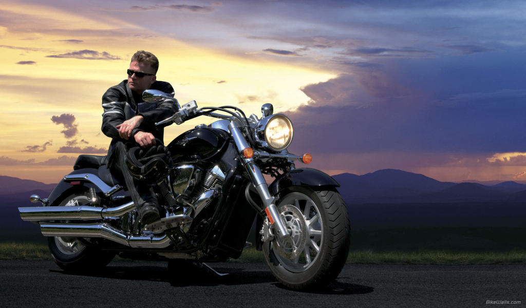 Новый мотоцикл на дороге Suzuki Intruder C800C