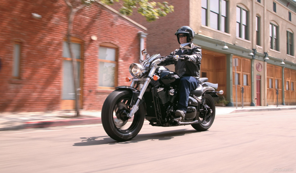 Новый мотоцикл на дороге Suzuki Intruder M800