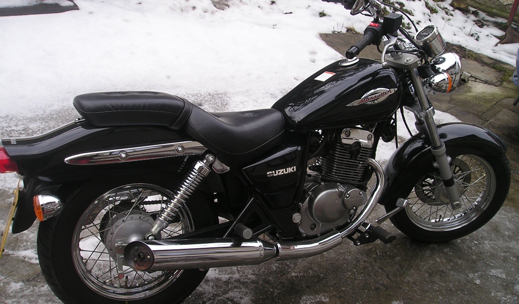 Новый мотоцикл на дороге Suzuki Marauder 125