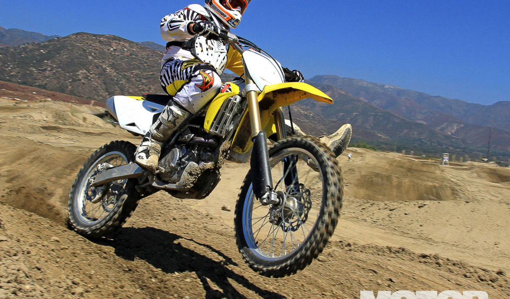 Новый мотоцикл на дороге Suzuki RMX 450 Z