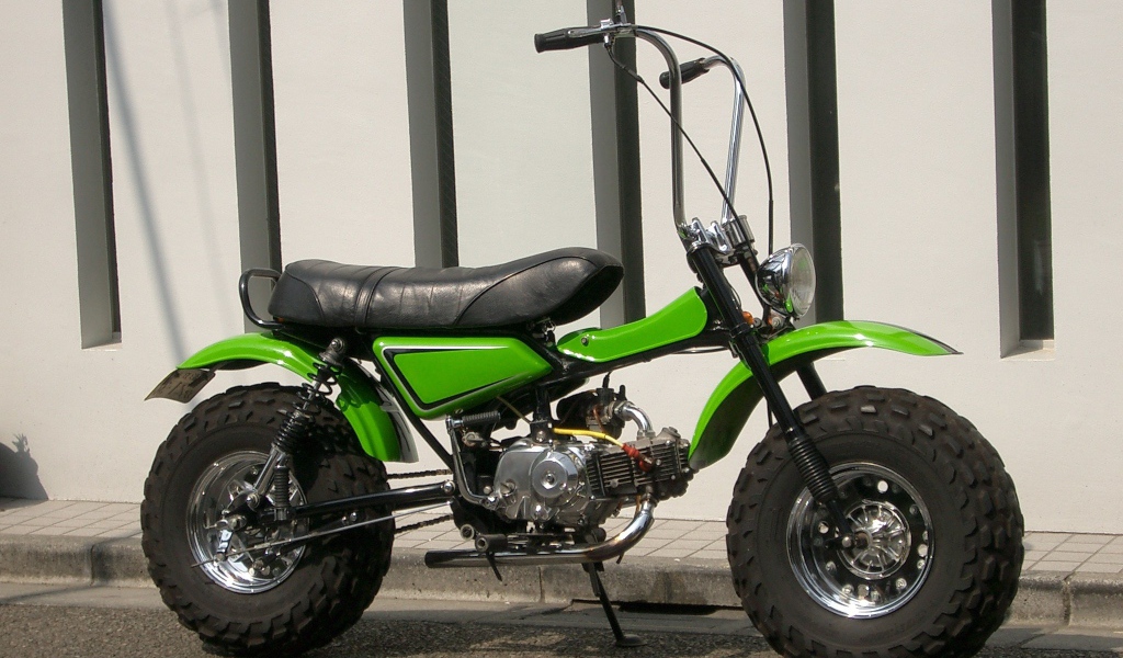 Новый мотоцикл на дороге Suzuki RV 125