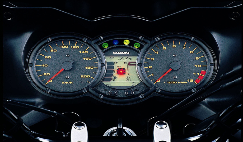 Новый мотоцикл на дороге Suzuki V-Storm 1000  DL