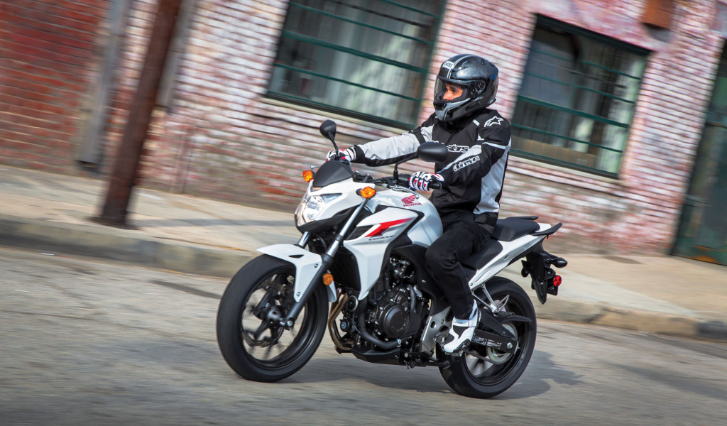 Новый мотоцикл на дороге Новый мотоцикл Honda CB 500 F