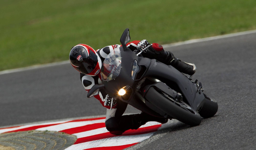 Новый надежный мотоцикл Ducati Superbike 848 Evo