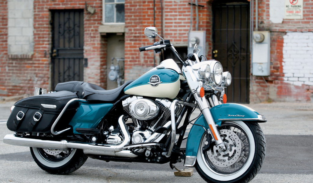 Новый надежный мотоцикл Harley-Davidson CVO Road King