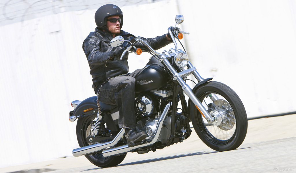 Новый надежный мотоцикл Harley-Davidson Dyna Street Bob