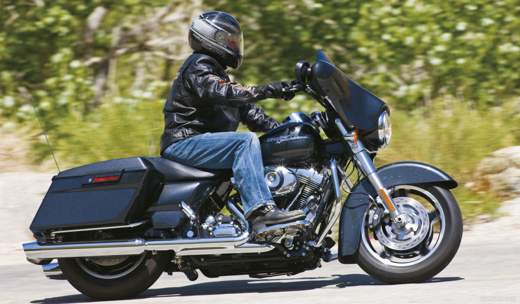 Новый надежный мотоцикл Harley-Davidson Street Glide