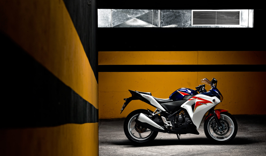 Новый надежный мотоцикл Honda CBR 250 R