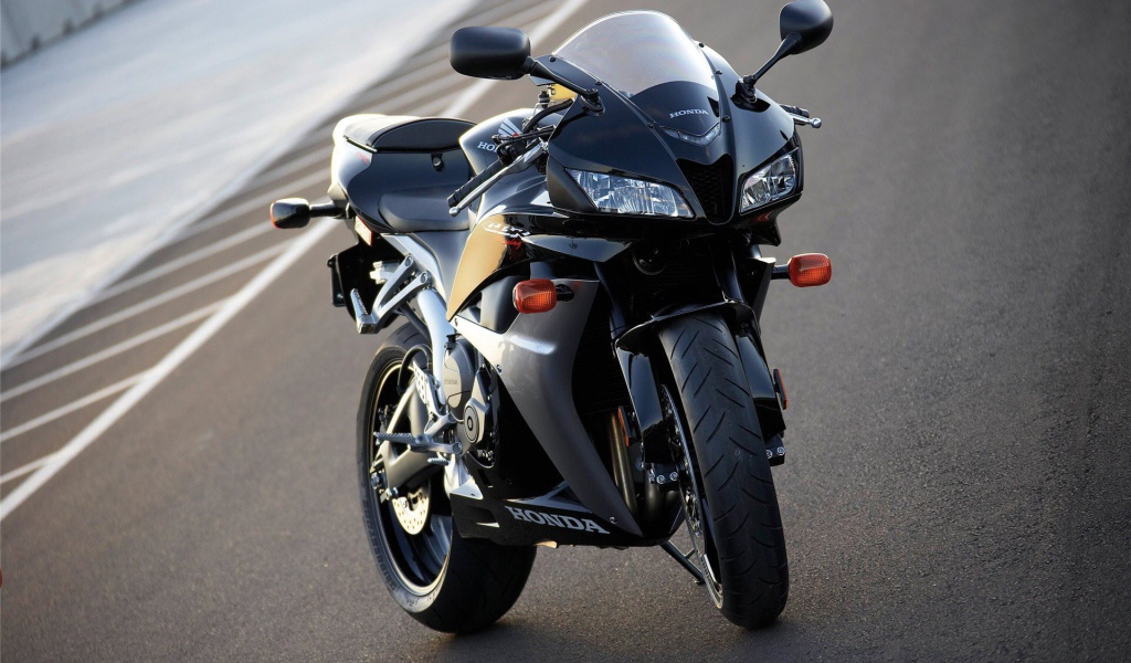 Популярный мотоцикл Honda CBR 600 RR