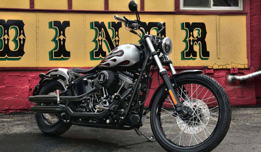 Популярный мотоцикл Harley-Davidson Softail Blackline