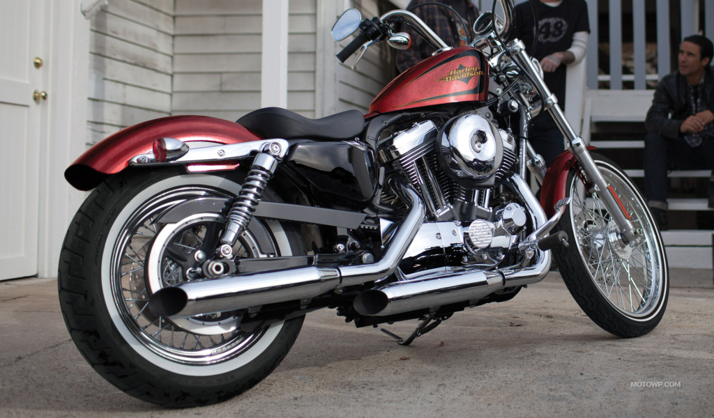 Популярный мотоцикл Harley-Davidson XL 1200V Sportster Seventy-Two