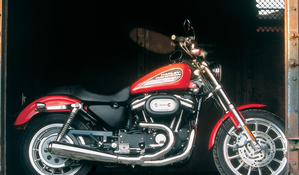 Популярный мотоцикл Harley-Davidson XL 883R Sportster Roadster