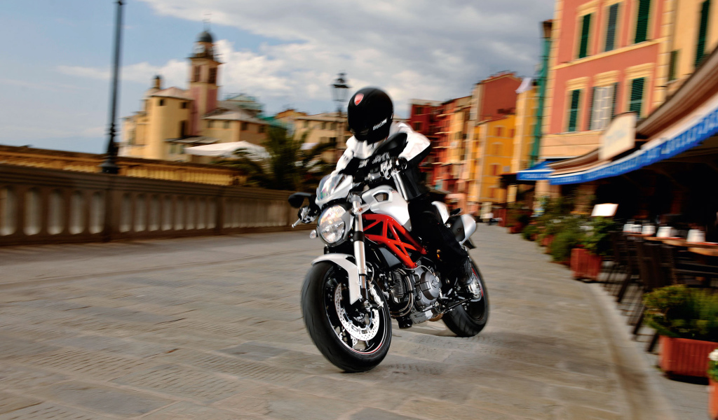 Надежный мотоцикл Ducati Monster 796 Corse Stripe