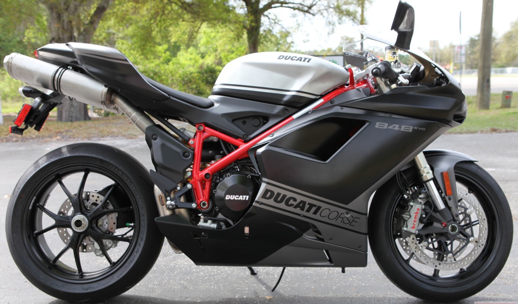 Надежный мотоцикл Ducati Superbike 848 Evo