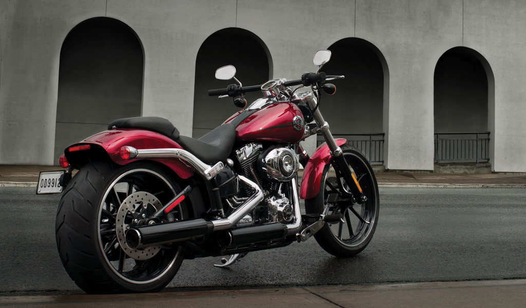 Надежный мотоцикл Harley-Davidson CVO Breakout