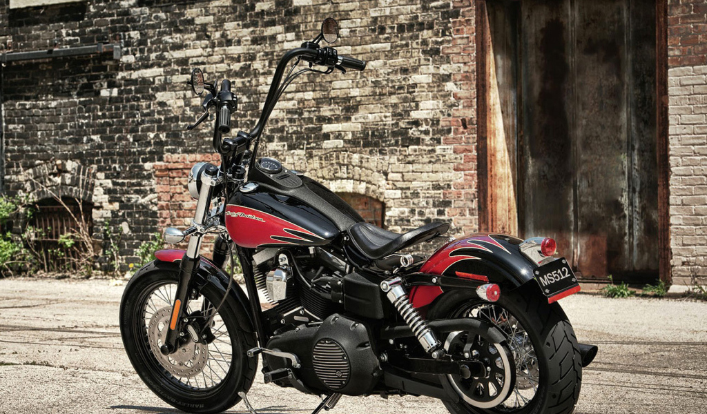 Надежный мотоцикл Harley-Davidson Dyna Street Bob