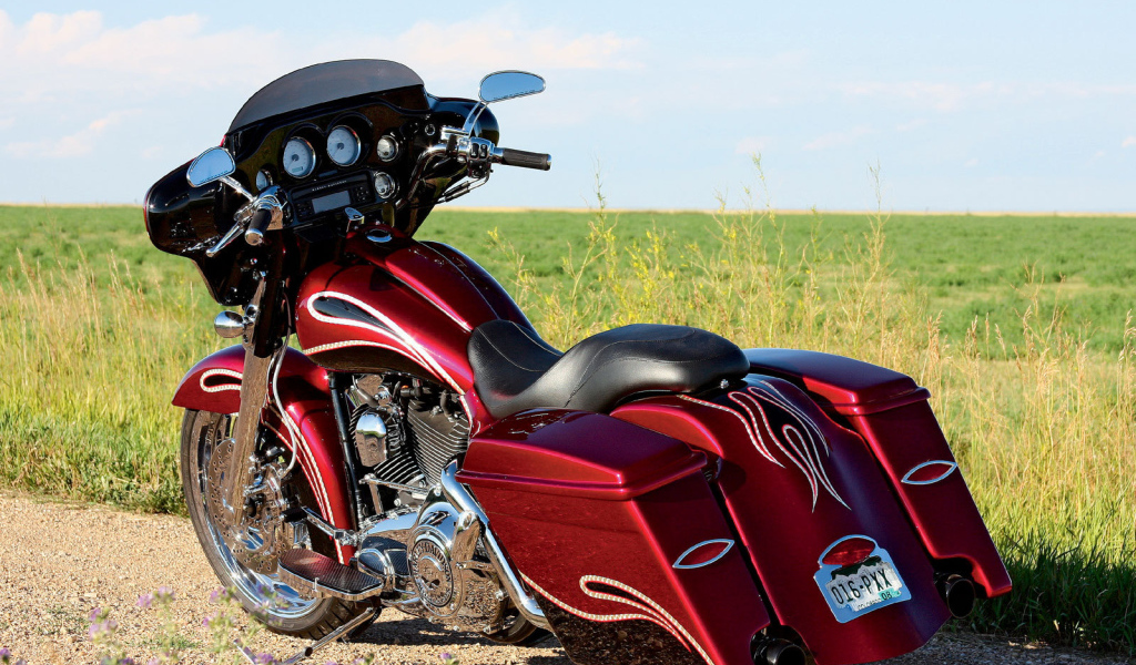 Надежный мотоцикл Harley-Davidson Street Glide