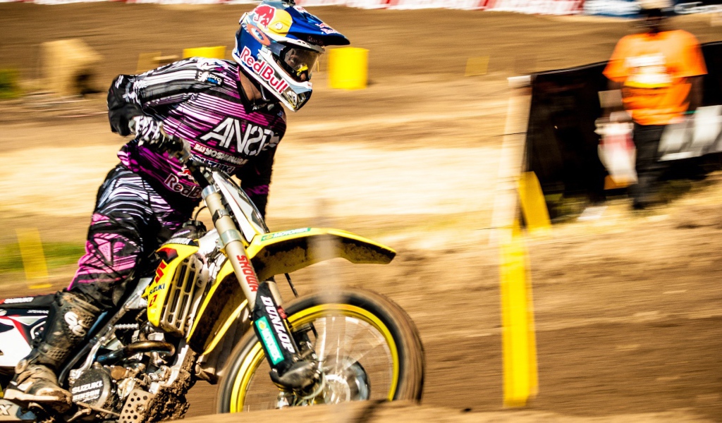 Мотогонщик на трассе