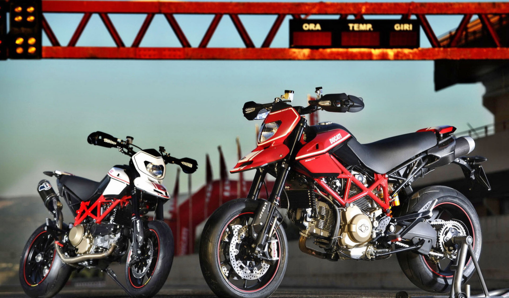 Красивый мотоцикл в москве Ducati Hypermotard SP