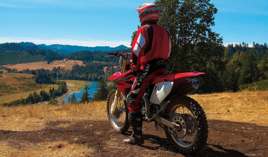 Гонщик на мотокроссе