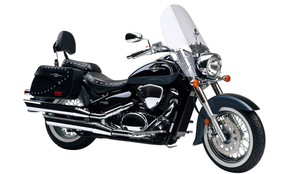 Новый мотоцикл на дороге Suzuki Boulevard S 40