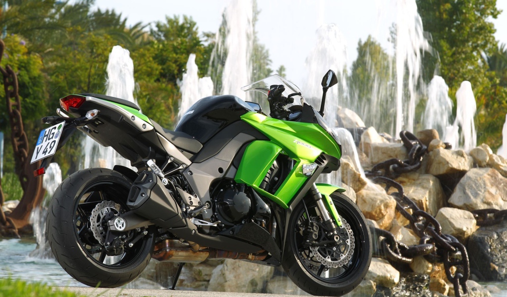 Мотоцикл у фонтана