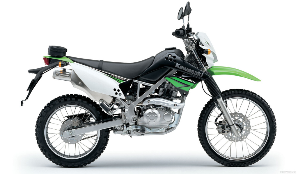 Новый мотоцикл на дороге Kawasaki KLX 125