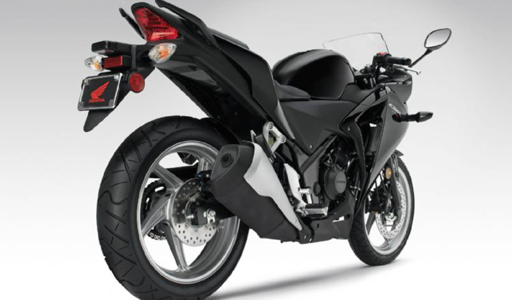Быстрый мотоцикл Honda CBR 250 R