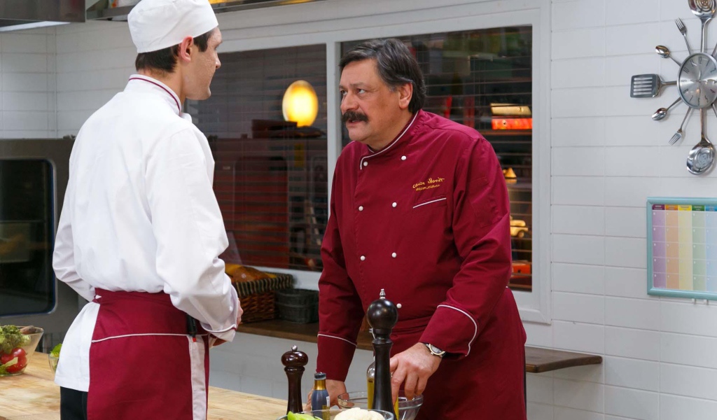 Шеф беседует с сотрудником в сериале Кухня