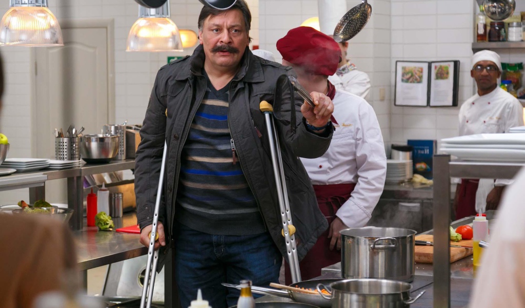 Шеф-повар на костылях в сериале Кухня