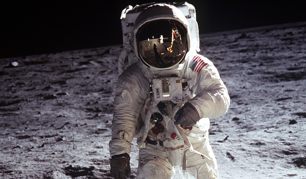 Первые на Луне