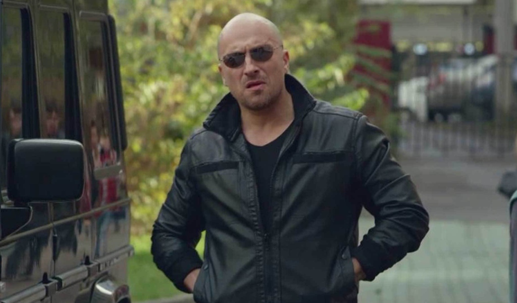 Физрук Фома возле гелика