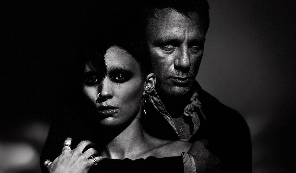 Девушка с татуировкой дракона