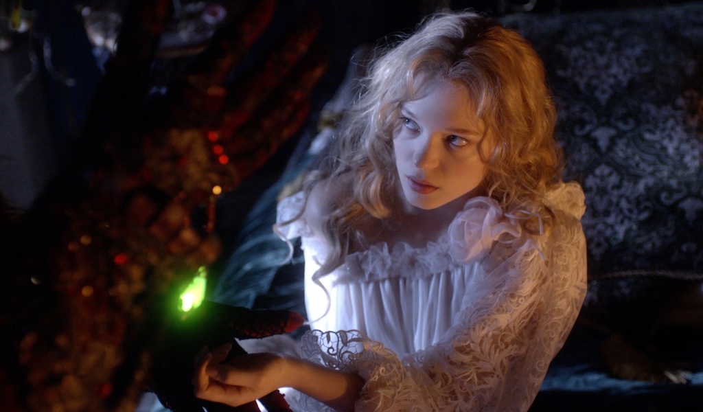 Красавица и чудовище девушка в постели