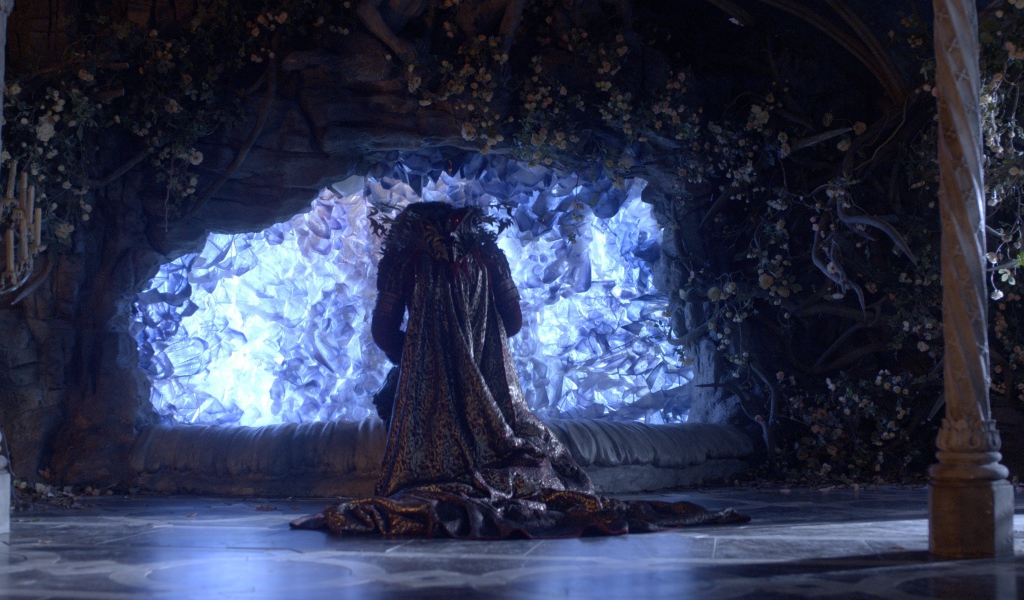 Красавица и чудовище во дворце