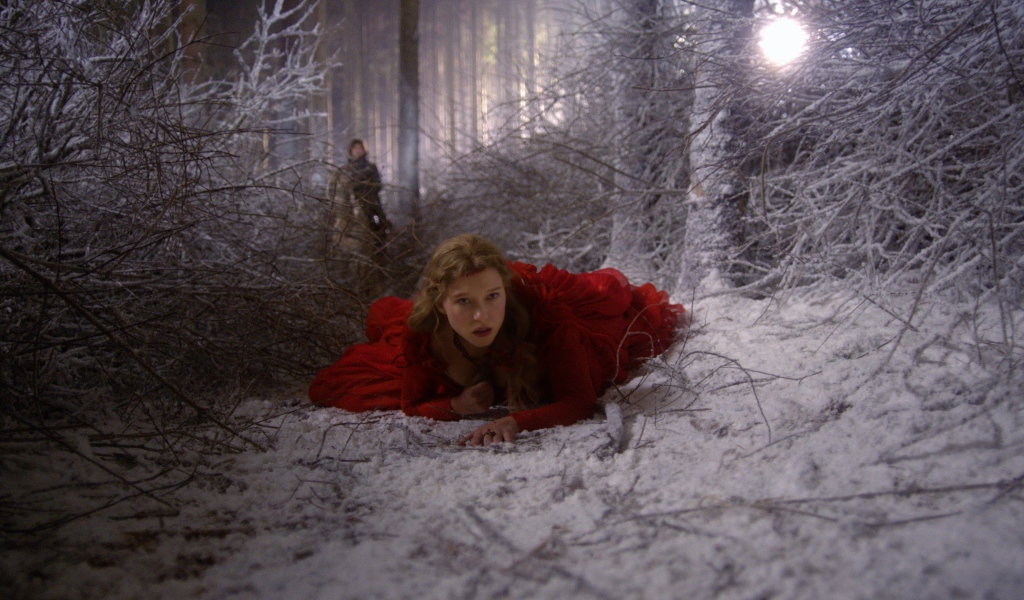 Красавица и чудовище девушка в красном платье