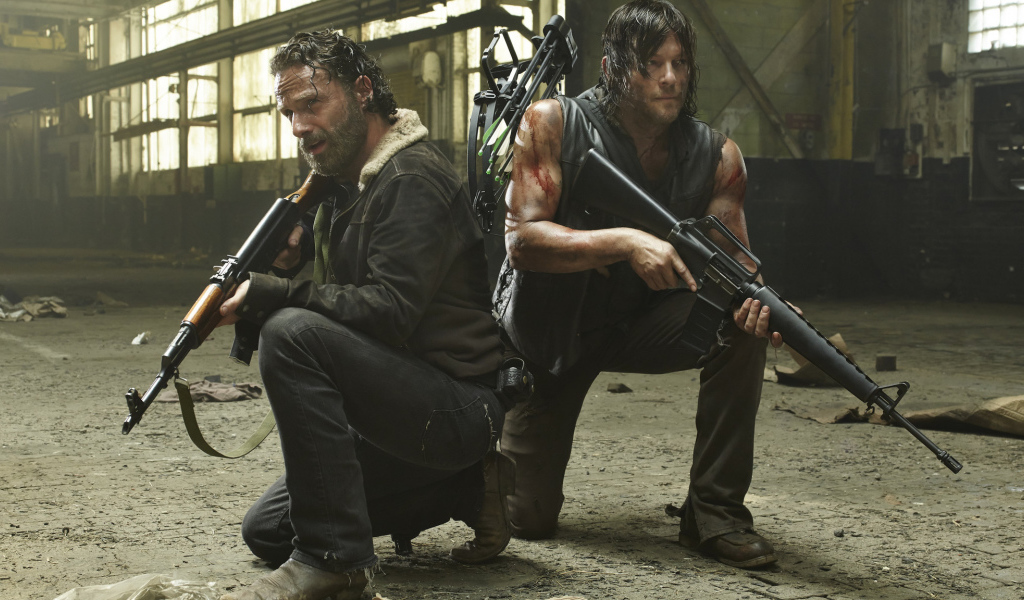 Рик и Дерил из Ходячих Мертвецов держат оборону