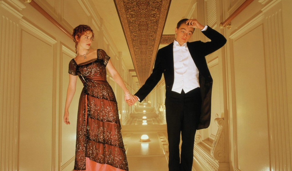 Роуз и Джек взялись за руки в фильме Титаник