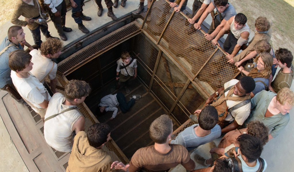 Бегущий по лабиринту  в яме