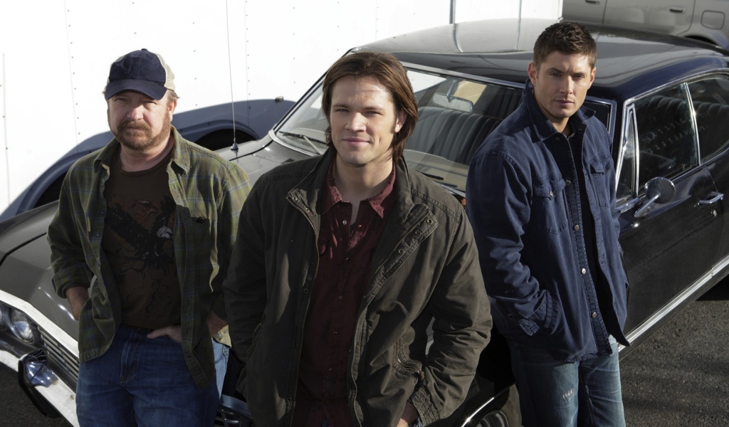 Винчестеры у автомобиля из сериала Сверхъестественное