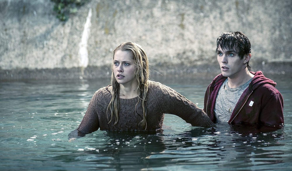 Тепло наших тел зомби купается с девушкой