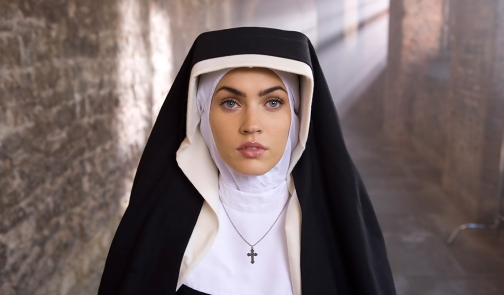 Актриса в роли монашки