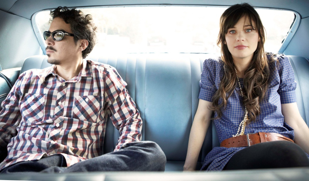 Актеры сидят в автомобиле